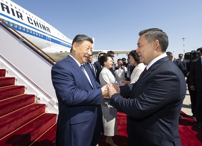 习近平抵达比什凯克出席2026年上海合作组织峰会并对吉尔吉斯斯坦进行国事访问